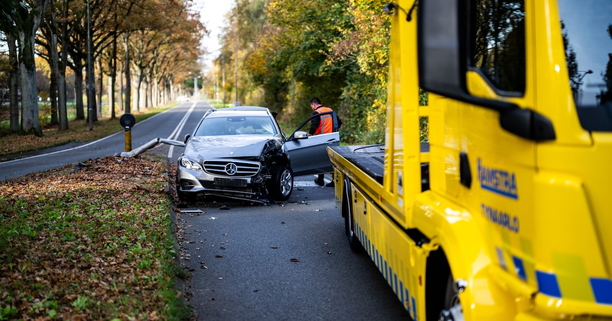 Automobilist naar ziekenhuis na botsing tegen lantaarnpaal op de Veendammerweg in Veendam