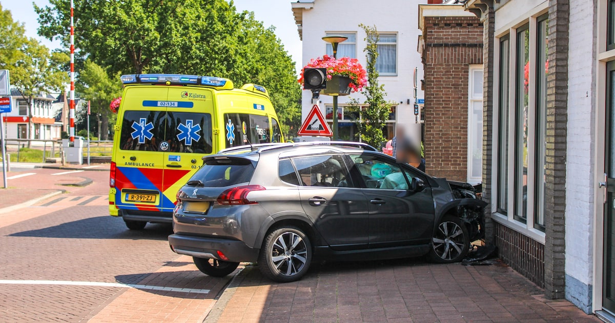 Auto botst tegen woning aan Nanningaweg in Oosterwolde