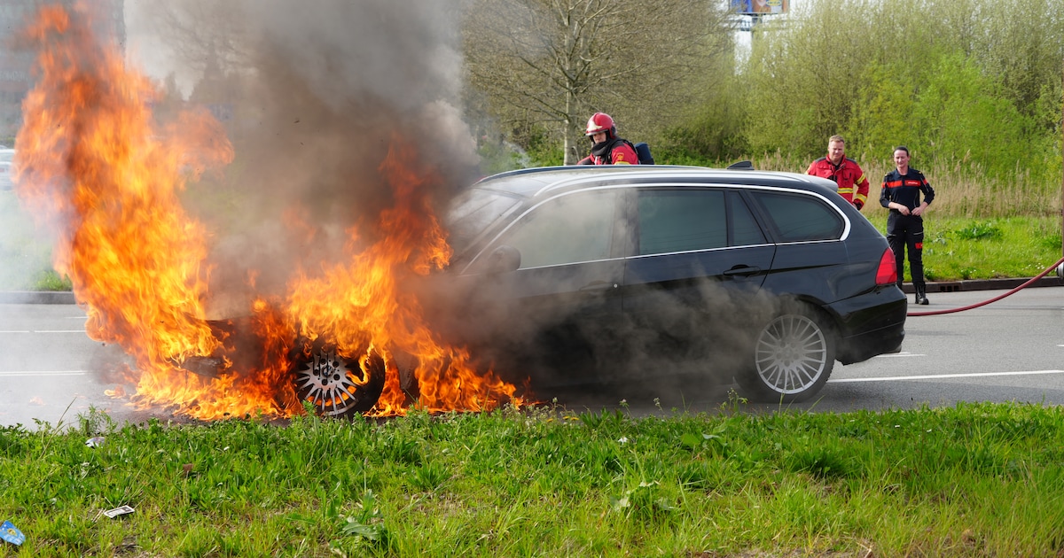 Hoge vlammen bij autobrand op de Boumaboulevard in Groningen