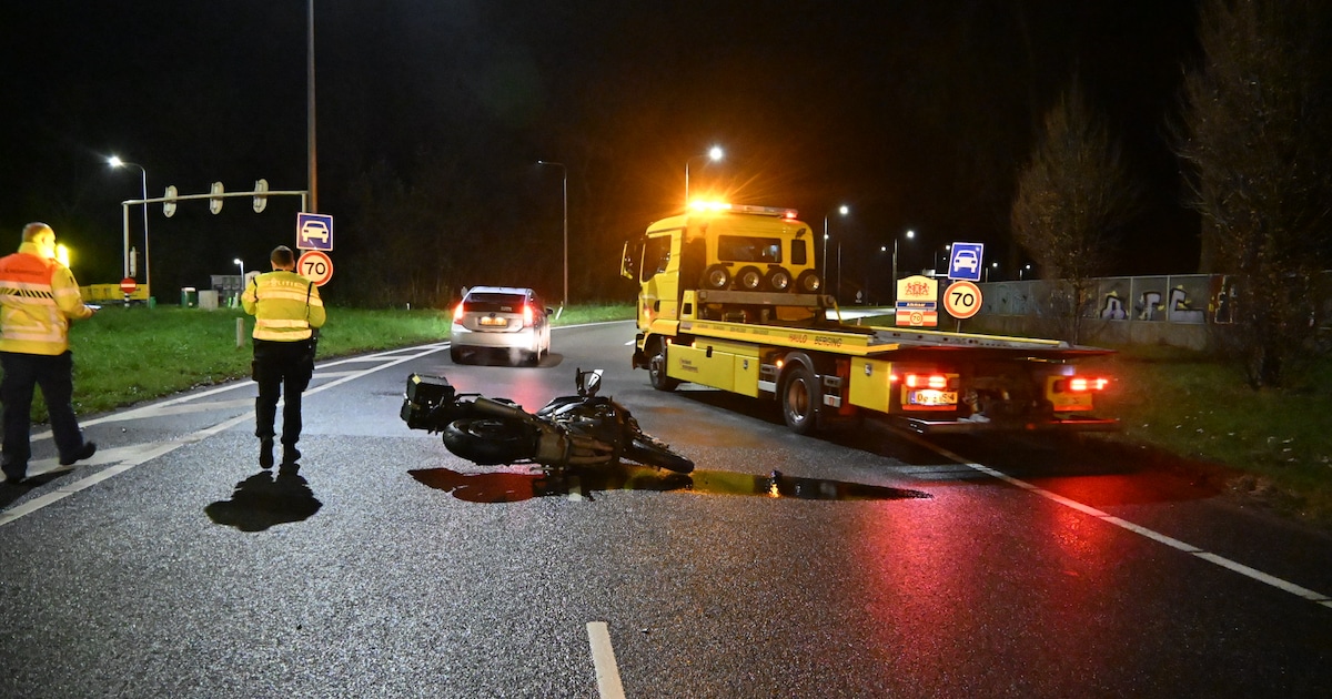 Motorrijder komt ten val na botsing op Verkeersplein Kooimeer in Alkmaar
