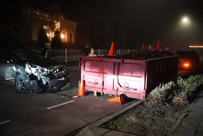 Vrouw botst met auto op puincontainer in Sprang-Capelle en raakt gewond