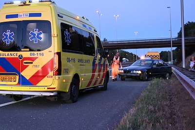 Auto botst tegen vangrail op A73 bij Nijmegen