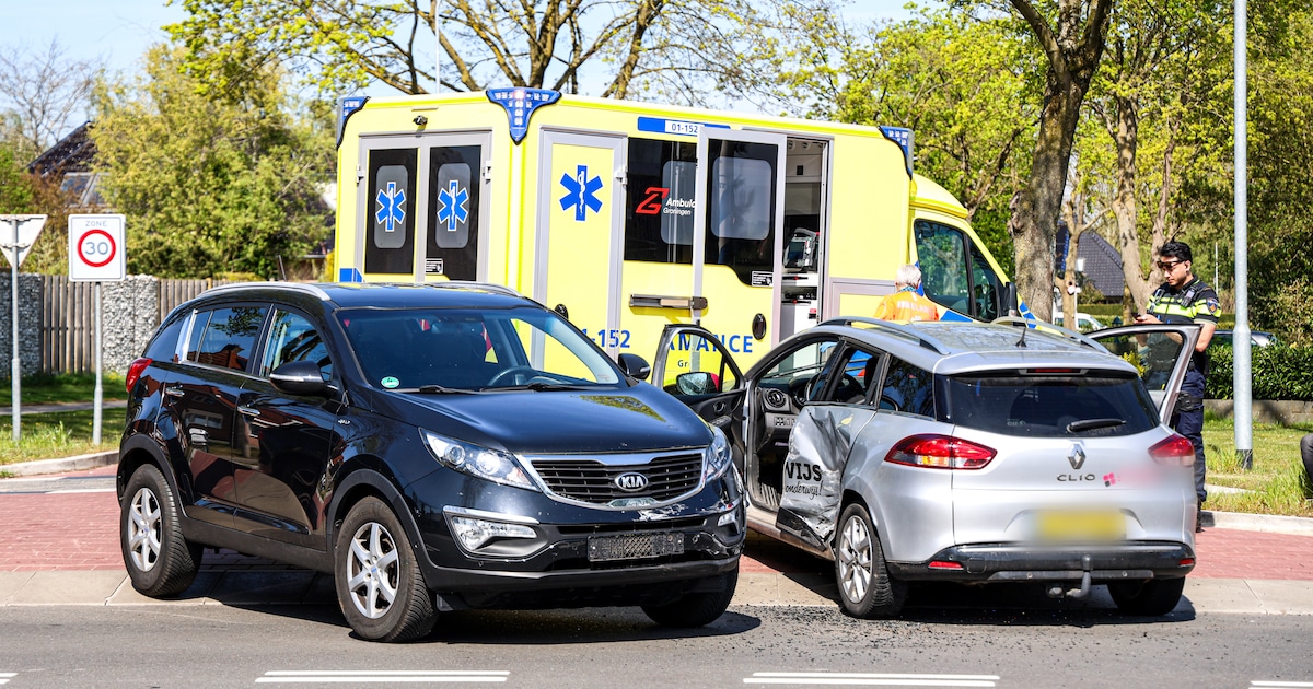 Auto's botsen op Emmerhoutstraat in Emmen | 112 nieuws Emmen