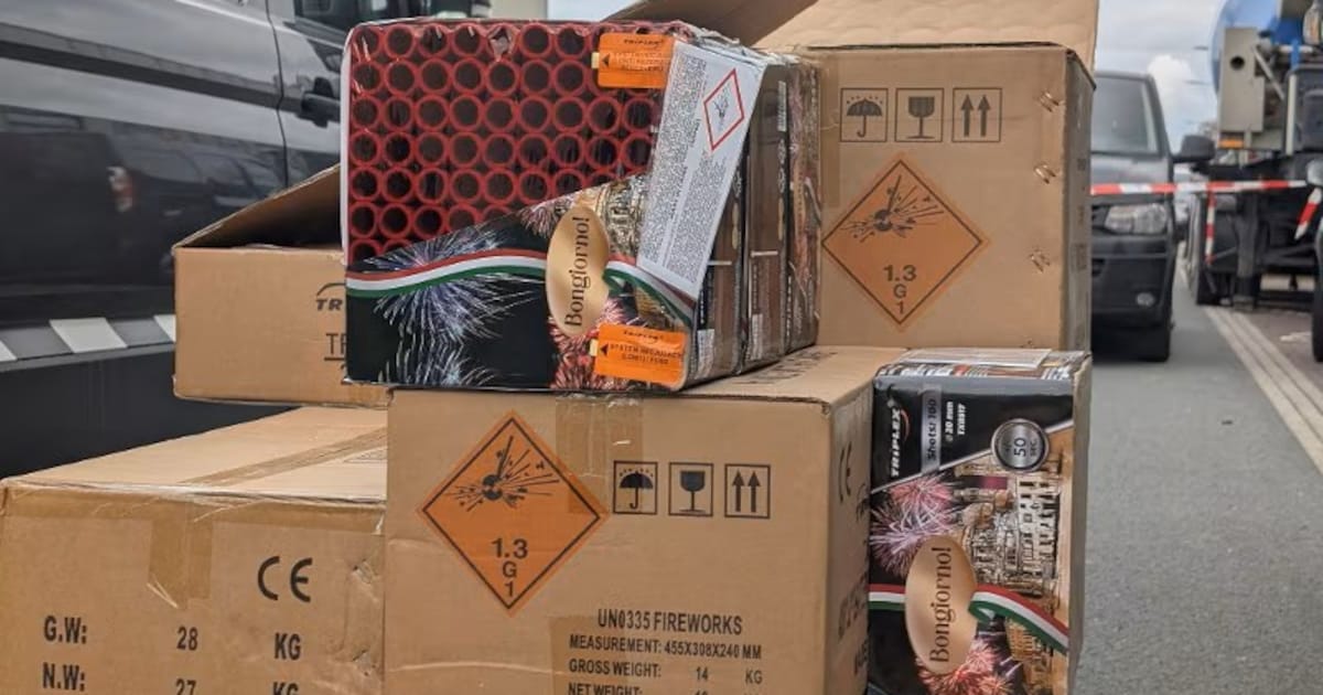 Politie ontdekt 1100 kilo vuurwerk en 1000 hennepplanten in Haarlemse loodsen