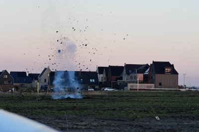 Defensie laat in beslag genomen vuurwerk ontploffen net buiten Kampen