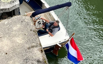Henk is stank van rondvaartboot zo beu dat hij havenuitgang blokkeert, maar dat dreigt ’n staartje te krijgen