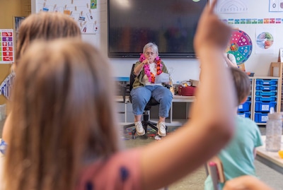 Geliefde juf Rina (80), die nog altijd voor de klas stond, neemt afscheid: ‘Kinderen zeggen alles wa