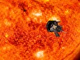 Een illustratie van de Parker Solar Probe-sonde die de buitenste atmosfeer van de zon (corona) binnenvliegt tijdens een missie om wetenschappers te helpen meer te leren over de ster waar de aarde omheen draait.