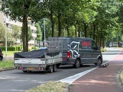 Wielrenner ernstig gewond na botsing met bedrijfsbus in Enschede