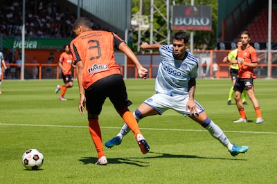 Leonardo schiet raak vanaf penaltystip en maakt eerste goal voor Ajax in oefenduel met FC Volendam