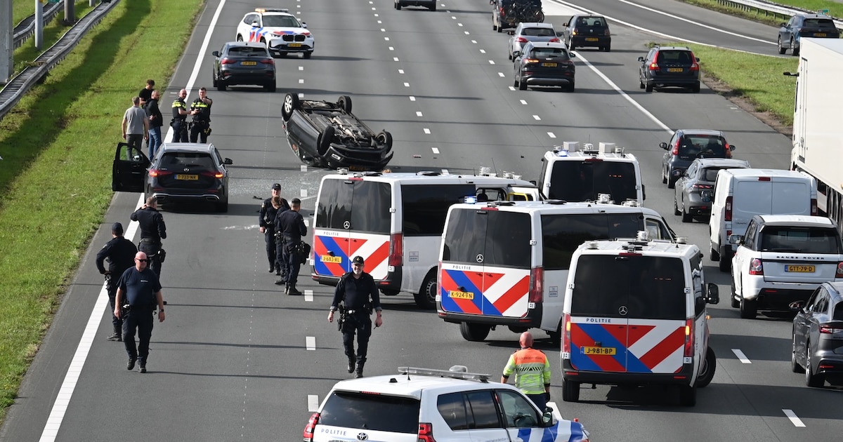 Auto slaat over de kop op A2 bij Zijderveld