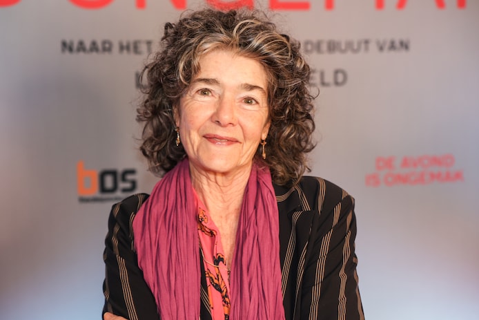 dieuwertje-blok-tijdens-de-premiere-van-de-avond-is-ongemak-in-december-2023