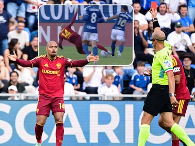 Donyell Malen krijgt rood na onbesuisde tackle, geblesseerde scheidsrechter gewisseld