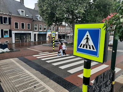Lezers over zebrapaden Rhenen: van oversteken met lichtgevende tas tot roep om stoplicht
