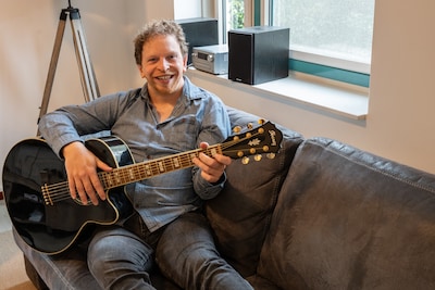In de beperking van Tobias schuilt zijn muzikale kunnen, bewijst hij opnieuw met album ‘Ik ben hier’