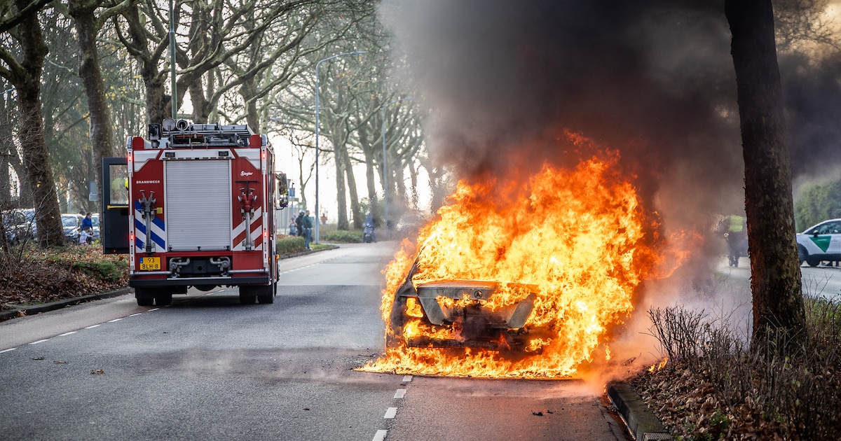 Auto brandt volledig uit op Domineeslaan in Zwanenburg