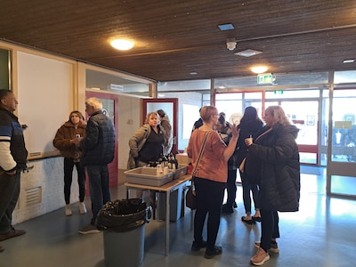 Flatbewoners komen op verhaal in sporthal Gageldonk: ‘Een moeder had dringend babyvoeding nodig’