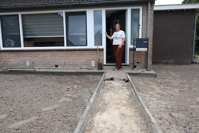 Voortuin van Antoine en Suzanne verwoest na leidingbreuk: ‘Eigenlijk doet niemand iets’