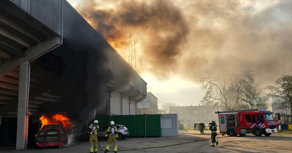 Brand in afvalcontainer bij oud Cambuurstadion in Leeuwarden
