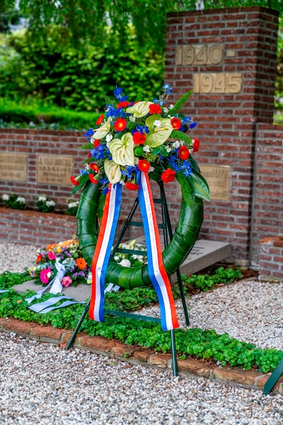 Lettele herdenkt oorlogsslachtoffers bij monument