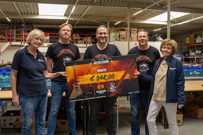 Nederlandse Metallica-fanclub maakt Voedselbank Zwolle blij met cheque
