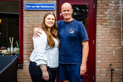 Stef legt de tuin van zijn dochter Kayleigh (23) aan, even later redt zij zijn leven