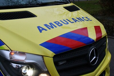 Ambulance met spoed naar Rustenburgstraat in Puttershoek