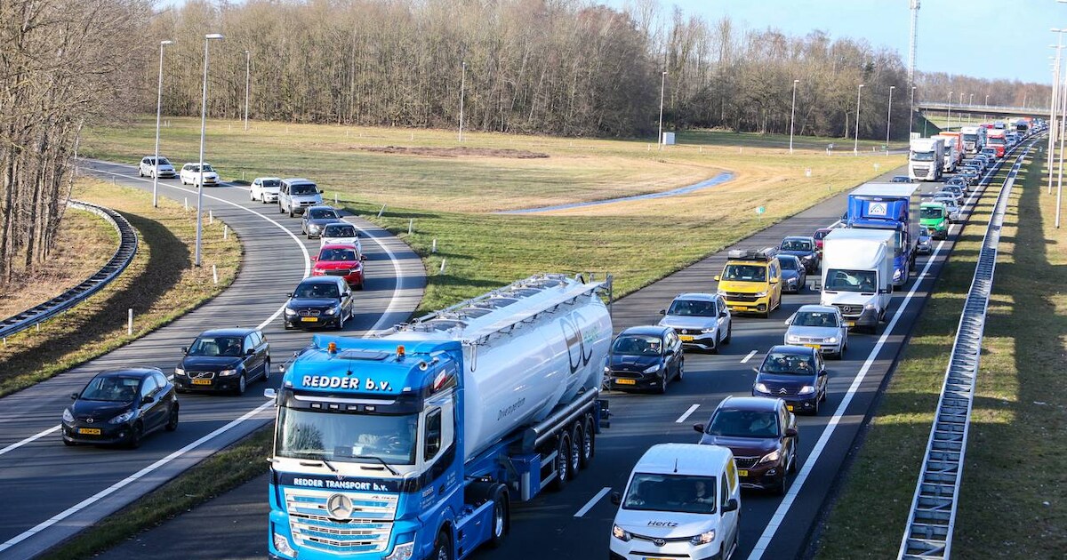 Lange files op A50 na ongeluk bij Vaassen