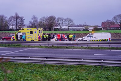 Ernstig ongeluk op A27 bij Sleeuwijk, traumaheli landt op snelweg