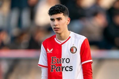 Robin van Persie ziet Feyenoord ondanks goal debuterende zoon Shaqueel verliezen van FC Dordrecht