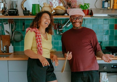 Howard Komproe en Noni Kooiman geven theatercollege over Surinaamse keuken in Tiel