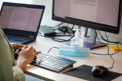 Fien is afraid of viruses at the office but isn't allowed to work from home: ‘You’re not made of porcelain, I’m told’