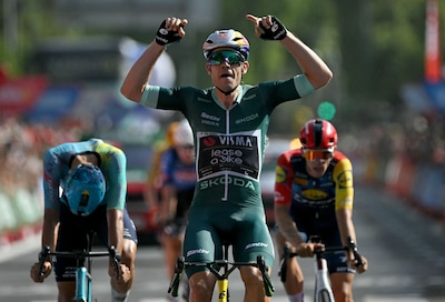 Weer feest voor Visma in Vuelta: Wout van Aert verslaat medevluchters in sprint en boekt tweede ritzege