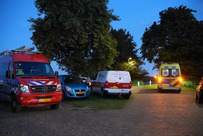 Tas langs water gevonden in Waalwijk: brandweer zoekt met duikteam en boot, maar vindt niemand