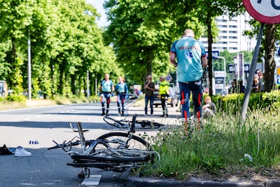 Op weg naar het ziekenhuis ziet moeder schoenen en fiets van haar dochter (15) op straat liggen