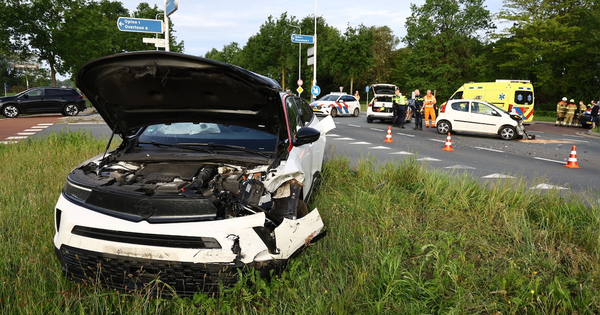 Harde botsing op kruising van de N272 in Oploo, inzittende gewond