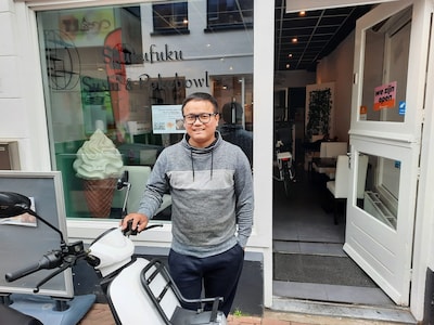 Thawng Cin (38) opent sushizaak in de Apeldoornse binnenstad: ‘Ik maak sushi die hier nog niet besto