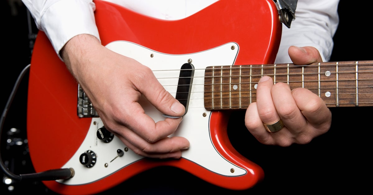 Drie bands op het podium bij Bluesfestival in Theater Concordia Haastrecht