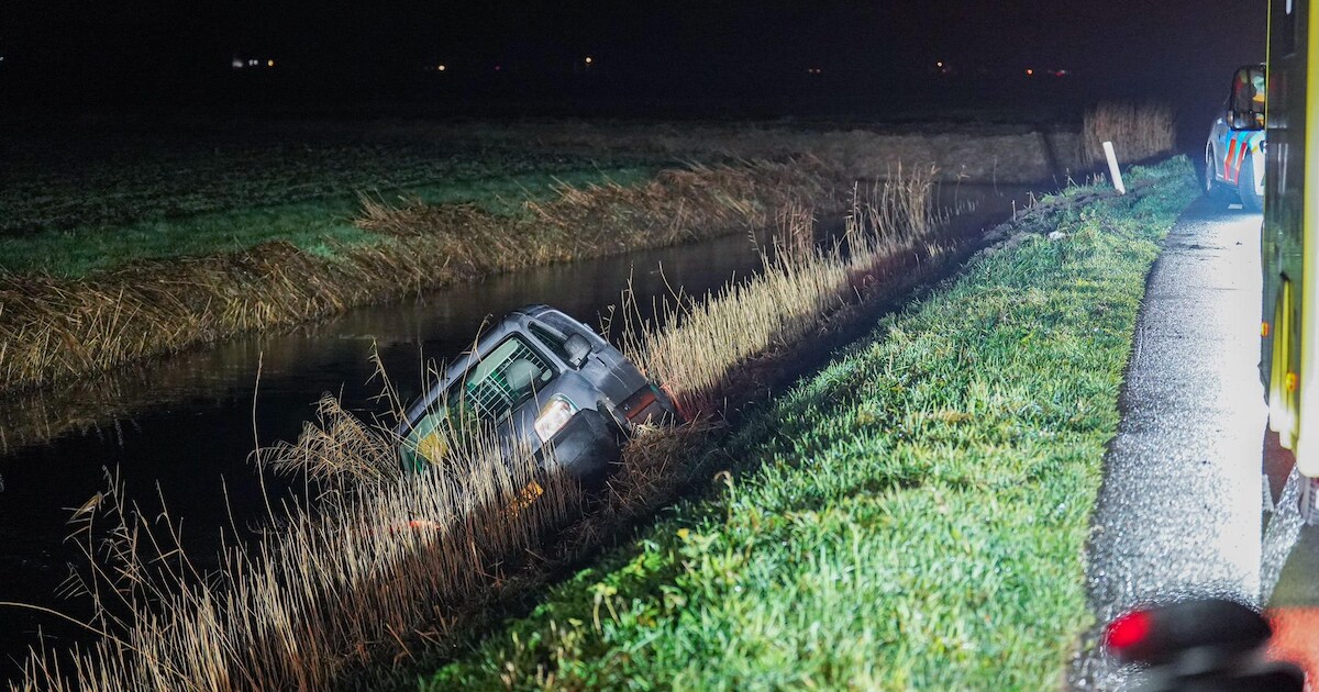 Busje in sloot terecht gekomen langs Zuidlaarderweg in Kiel-Windeweer