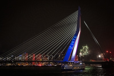 teksten-worden-tijdens-de-jaarwisseling-geprojecteerd-op-de-erasmusbrug-er-waren-teksten-te-lezen-als-white-lives-matter-en-vrolijk-blank-2023