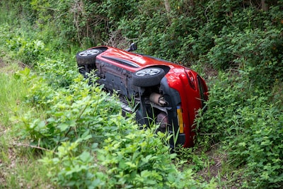 Automobilist rijdt sloot in en landt op de zijkant in Roosendaal