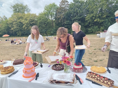 Een saxofonist, picknickkleedjes en heel veel taarten: dit is Cakeyfest in Nijmegen