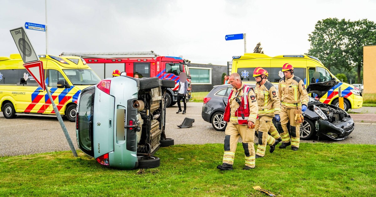 Auto op zijn kant na botsing op de Wilhelmsweg in Emmen