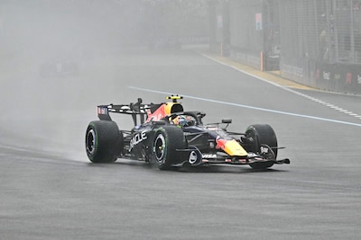 George Russell crasht tijdens openingsfase van sprintrace Singapore, Max Verstappen weer aan de leiding