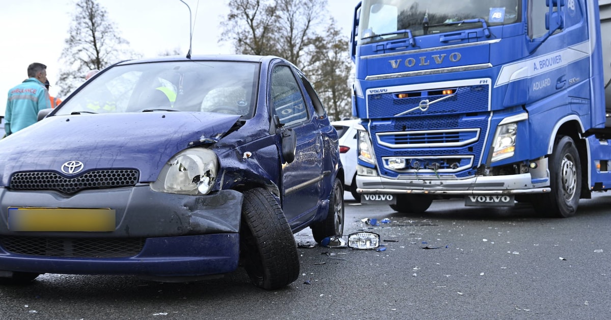 Automobilist gewond na botsing met vrachtwagen op N360 in Delfzijl