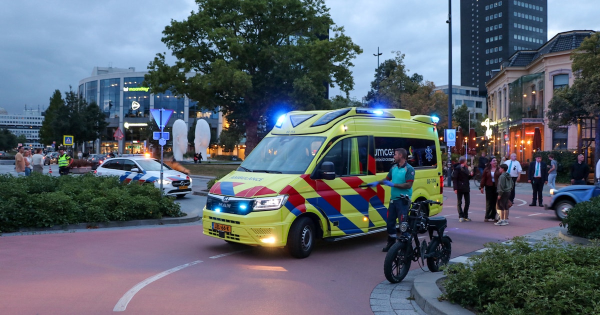 Twee meiden op een fatbike aangereden voor het station in Leeuwarden, automobilist rijdt door