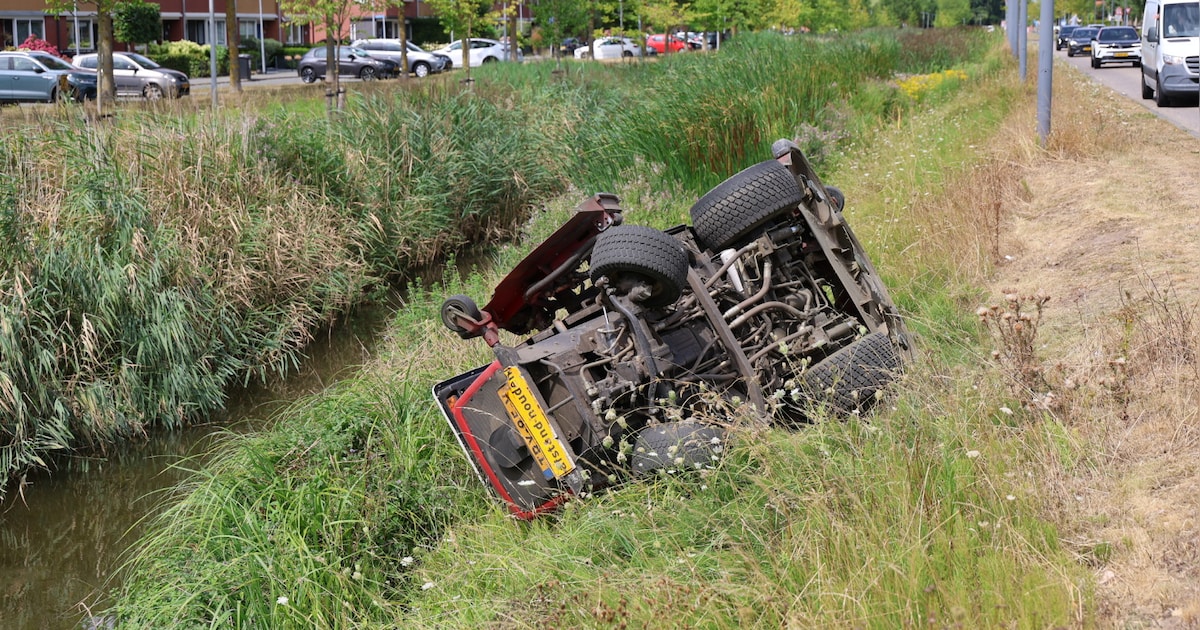 Bestuurder grasmaaier lichtgewond na eenzijdig ongeval in Nieuw-Vennep
