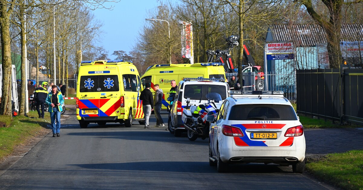 Scooterrijder (23) ernstig gewond na botsing op Solcamastraat in Sumar, traumaheli gealarmeerd