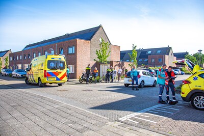 Fietser gewond naar het ziekenhuis na botsing met een auto in Spijkenisse