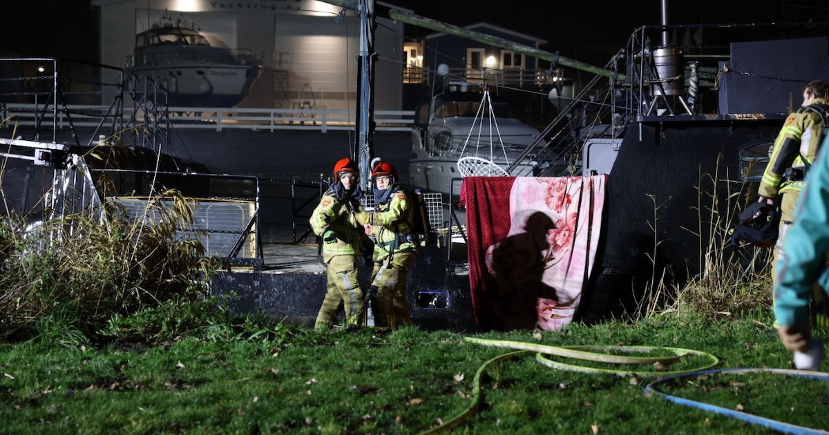 Woonboot zwaar beschadigd door uitslaande brand in Lelystad